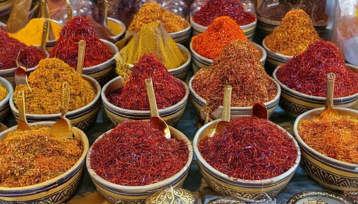 Marokkanische Gewürze: Ras el Hanout, Safran &amp; Co. - Entdecke die Welt der marokkanischen Gewürze: Ras el Hanout, Safran und mehr. So zauberst du den Geschmack des Orients in deine Küche.