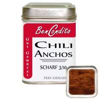 Aufnahme von gemahlenem Ancho-Chili-Pulver in einer...