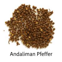 Andaliman Pfefferkörner, frisch und ungemahlen, dekorativ auf weißem Hintergrund arrangiert und beschriftet mit „Andaliman Pfeffer“ in deutscher Sprache.