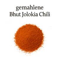 Wiederverschließbarer, blickdichter Nachfüllbeutel mit Aufschrift „Bhut Jolokia Chili gemahlen“, auf hellem Hintergrund platziert.