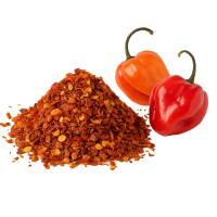 Zutatenbild: grob geschnittene Habanero-Chili mit frischen Habaneros auf weißem Hintergrund.