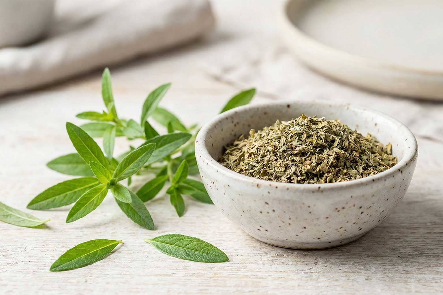 Nahaufnahme von Bohnenkrautblättern und getrocknetem Bohnenkraut in einer Schale