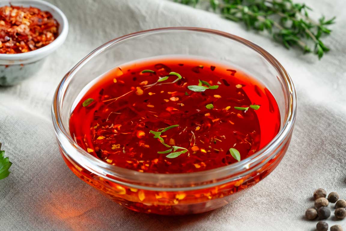 cayennepfeffer-marinade Marinade mit Cayennepfeffer und Kräutern in einer Glasschale