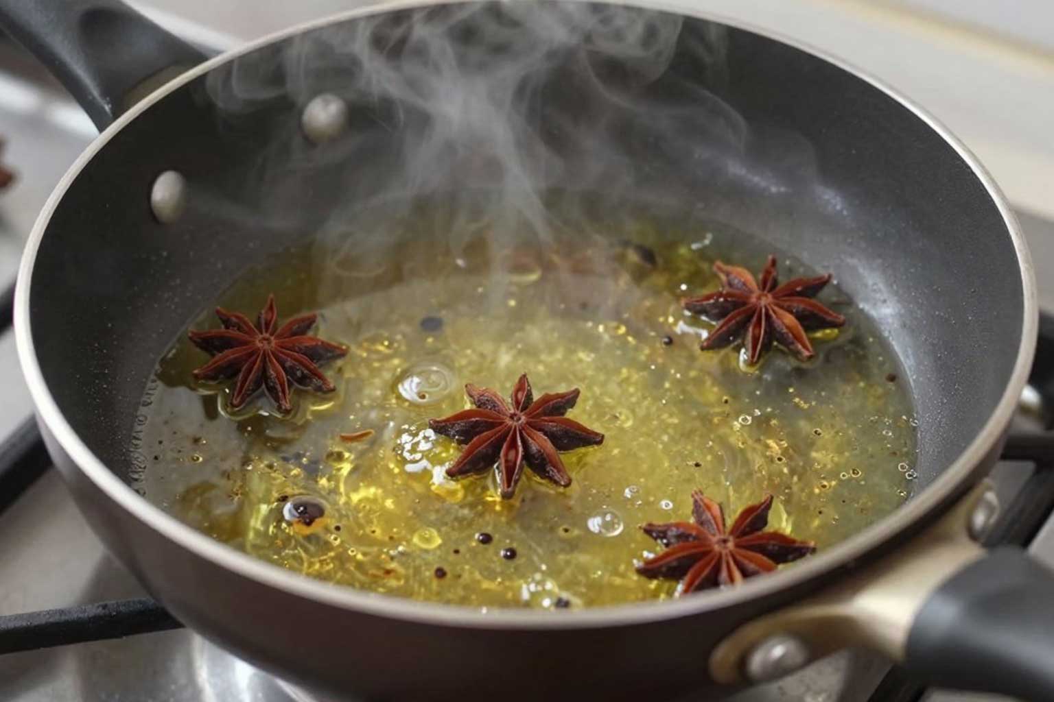 Anrösten von Gewürzen in Ghee für die ayurvedische Küche