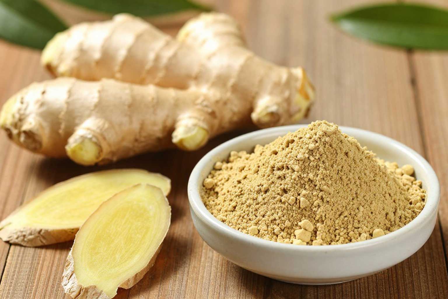 Frischer und getrockneter Ingwer für die Ayurveda Gewürze Grundausstattung