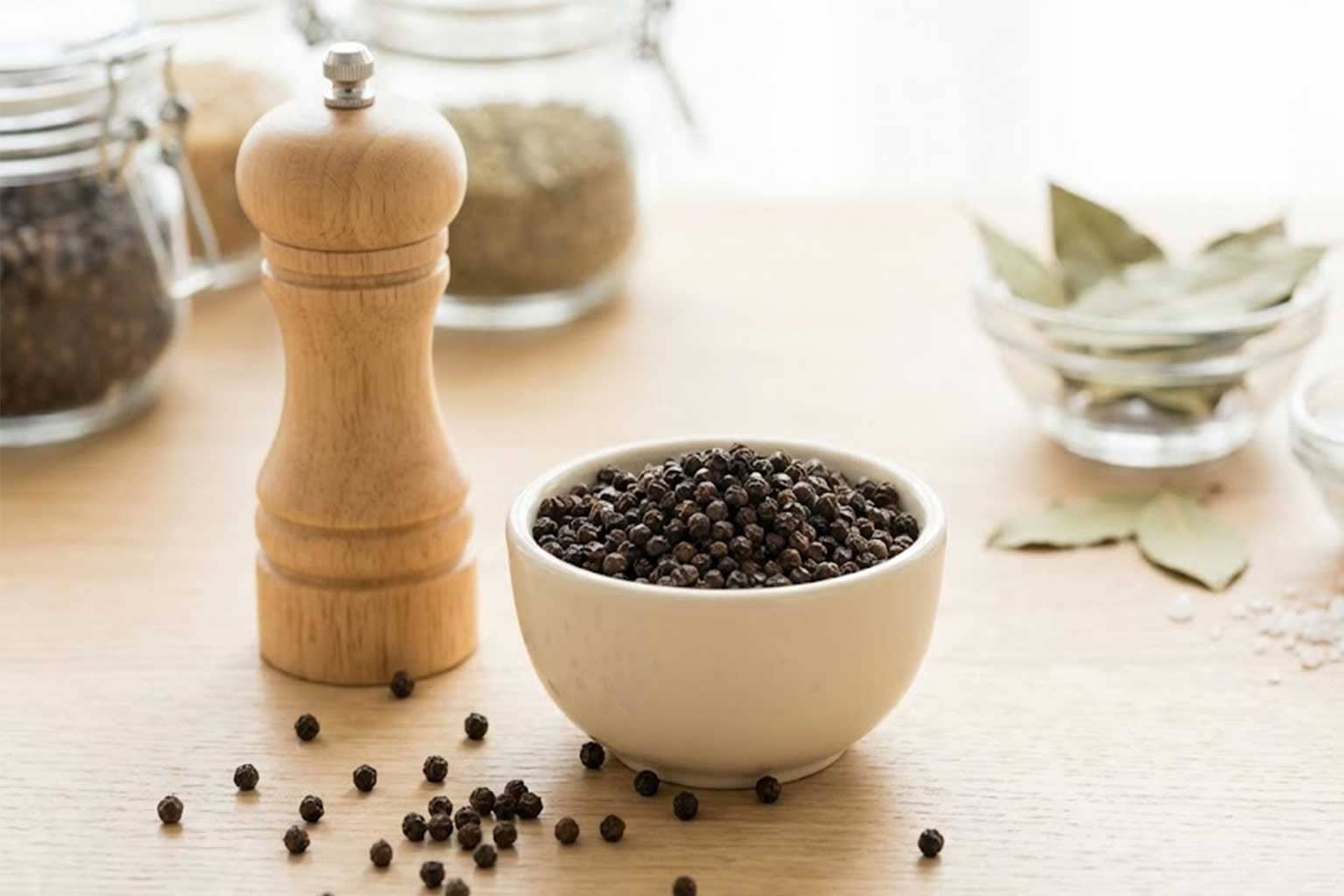 Schwarze Pfefferkörner für aromatischen Schweinsbraten