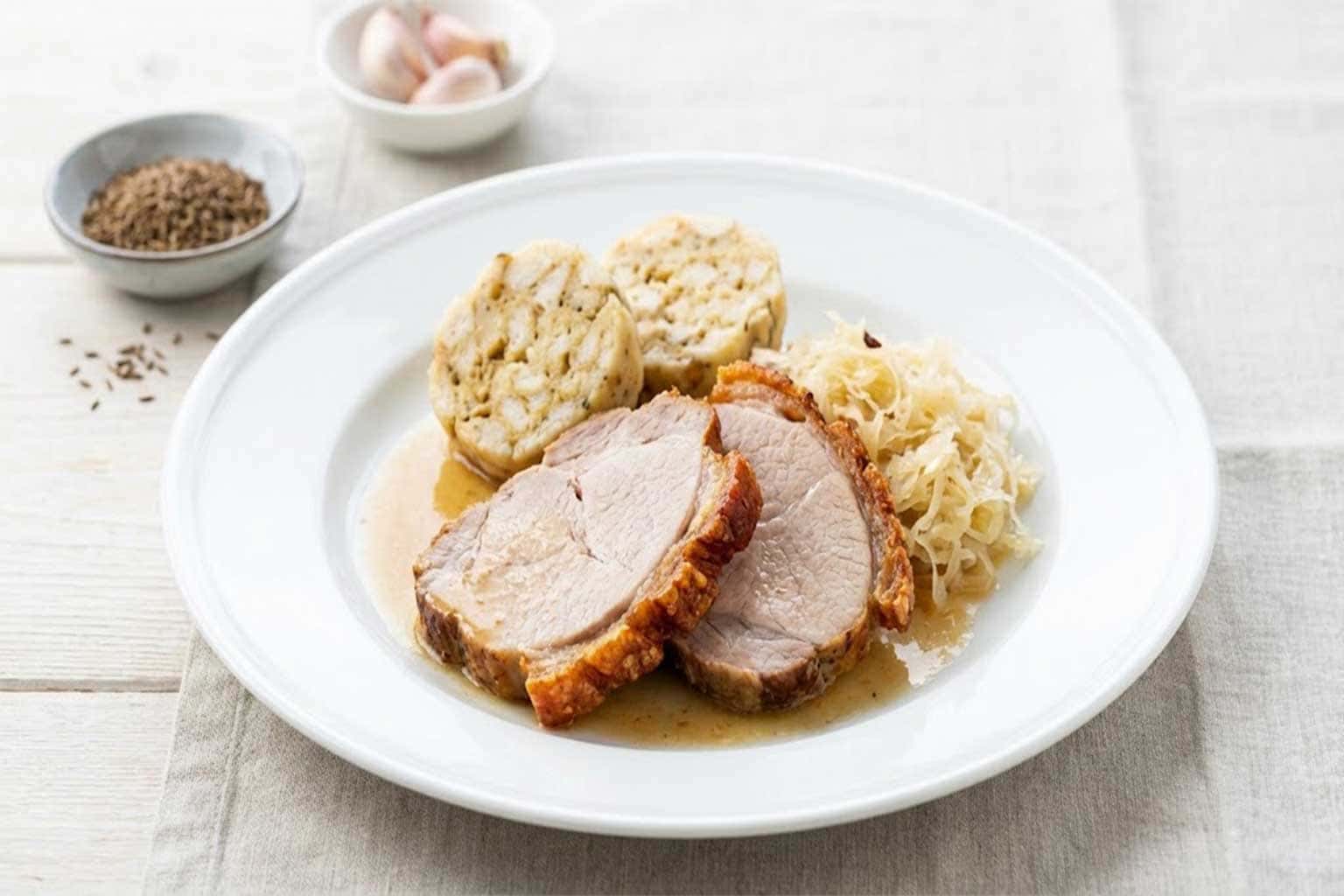 Wiener Schweinsbraten mit klassischen Gewürzen und Semmelknödel