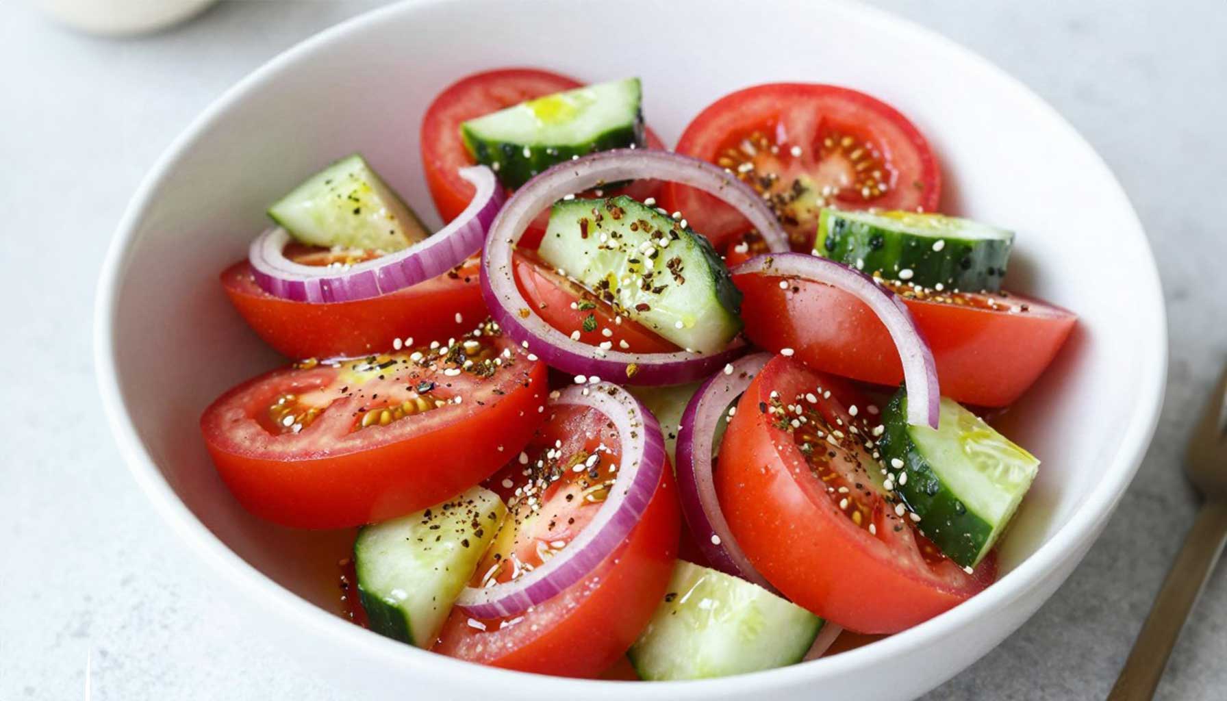 Frischer Tomatensalat mit Zatar und Olivenöl gewürzt